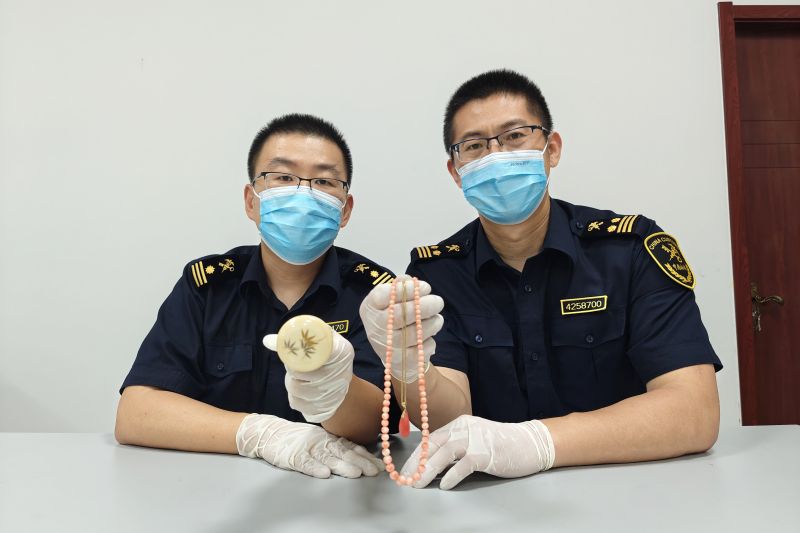 煙臺(tái)海關(guān)在進(jìn)境郵件中截獲象牙和紅珊瑚制品（圖）