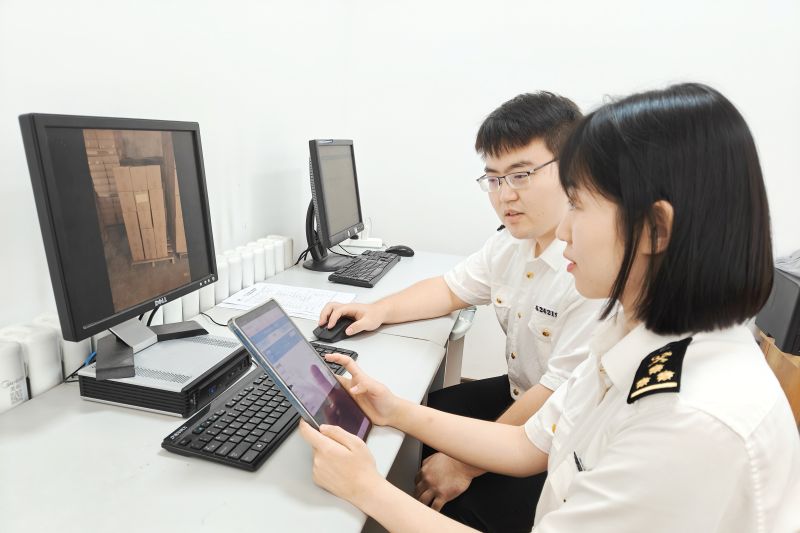 龍口海關(guān)查獲“涉危不報(bào)”油墨1.74噸（圖）