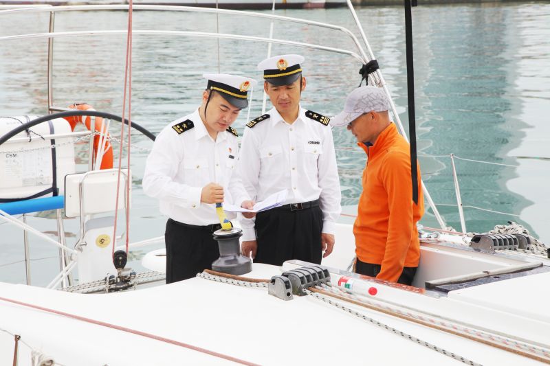 煙臺海關查獲違規(guī)攜帶進境“三無”減肥產(chǎn)品1121粒（圖）