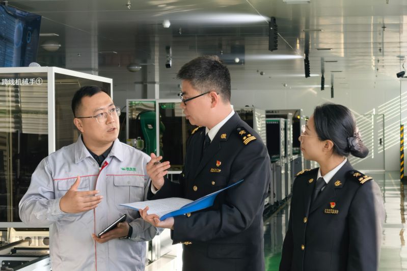 風雪守國門 跨境保通暢（圖）