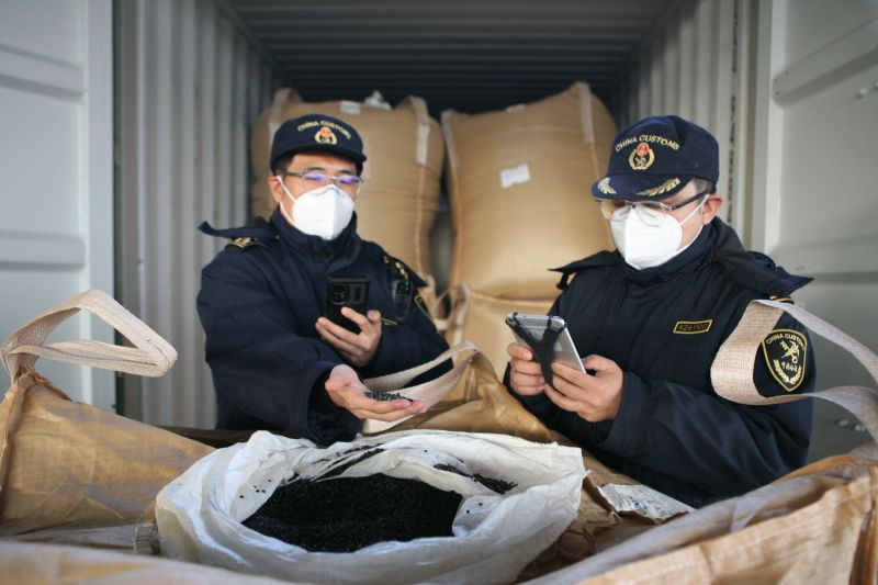 煙臺海關(guān)查發(fā)船員違規(guī)攜帶物品進(jìn)境（圖）