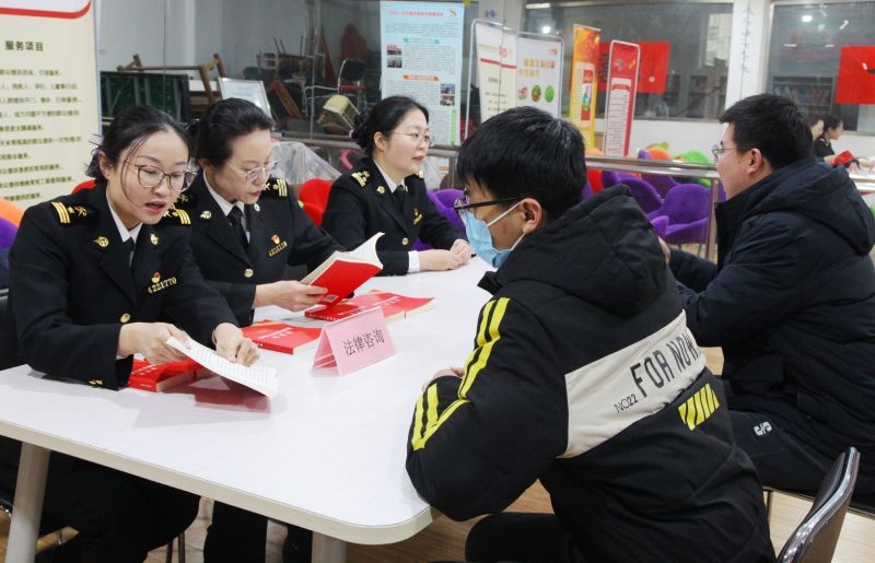 青島膠東機(jī)場海關(guān)查獲攜帶禁止出境文物27件（圖）